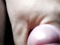 Голубой мужчина дрочит свой член и снимает на мобильный телефон