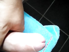 Голубой мужчина дрочит свой член и снимает на мобильный телефон