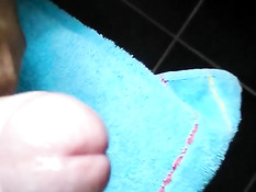 Голубой мужчина дрочит свой член и снимает на мобильный телефон