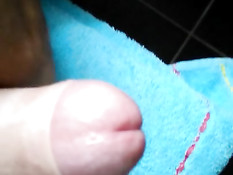 Голубой мужчина дрочит свой член и снимает на мобильный телефон