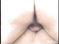 Бразильский транс с тёмными волосами отсасывает пенис мужчине