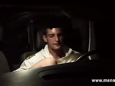 Светловолосый транс в колготках ебётся с двумя молодыми парнями