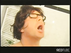 Мужчина в очках в ванной оттрахал горячего транса в чёрном белье