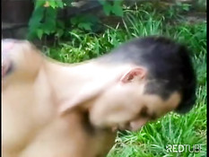 Бразильский транс с маленькой грудью ебёт парня в попу на траве