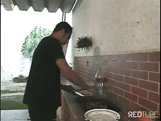 Кудрявая девушка вместе с трансом доставляет парню удовольствие