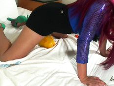 Рыжий транссексуал использует папайю в качестве мастурбатора