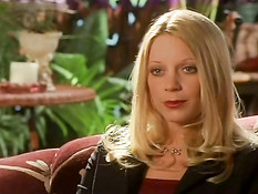 Блондинка занимается сексом с подружкой и с любимым мужчиной