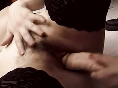 Пузатый мужчина на кровати отъебал двух сисястых кудрявых шлюх