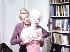 Светловолосая женщина сосёт грудь блондинке и вылизывает киску