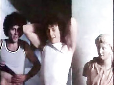 Светловолосая женщина сосёт грудь блондинке и вылизывает киску