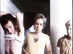 Светловолосая женщина сосёт грудь блондинке и вылизывает киску