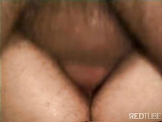 Шатенка отсасывает члены и ебётся с двумя мужиками в ретро порно