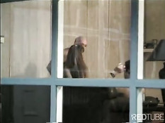 Шатенка отсасывает члены и ебётся с двумя мужиками в ретро порно