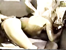 Мужики в ретро порно оттрахали на кровати светловолосую шалаву