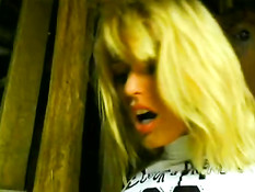 Ненасытная блондинка Anita Blond трахается в сарае в ретро порно
