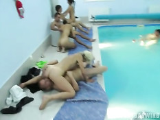 Возбуждённые свингеры занимаются сексом в бассейне и возле него