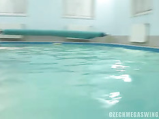 Возбуждённые свингеры занимаются сексом в бассейне и возле него