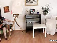 Зрелая рыжая художница занимается сексом с молодым натурщиком