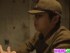 В японской тюрьме женщине приходится отсасывать надзирателям