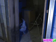 В японской тюрьме женщине приходится отсасывать надзирателям