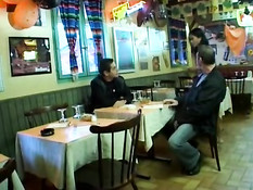 Парни оттрахали в ресторане сексуальную барменшу и официантку