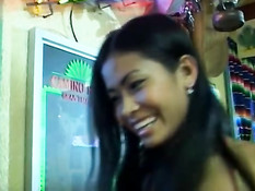 Парни оттрахали в ресторане сексуальную барменшу и официантку