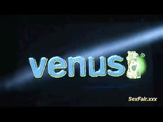 Грудастая стриптизёрша танцует перед кроликом на сцене секс шоу