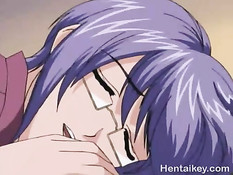 Очкастая хентай шлюха дрочит сиськами и отсасывает члены парням