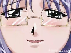 Очкастая хентай шлюха дрочит сиськами и отсасывает члены парням