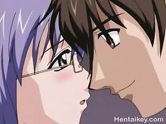 Очкастая хентай шлюха дрочит сиськами и отсасывает члены парням