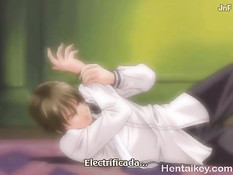 Две грудастые хентай подруги на кровати трахаются с одним парнем