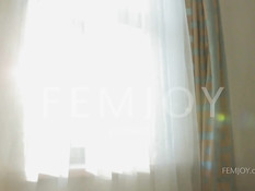 Грудастая девчонка Viola Bailey с утра мастурбирует киску руками