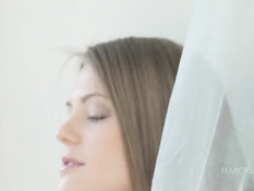 Грудастая девчонка Viola Bailey с утра мастурбирует киску руками