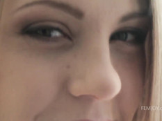 Грудастая девчонка Viola Bailey с утра мастурбирует киску руками