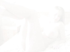 Грудастая девчонка Viola Bailey с утра мастурбирует киску руками