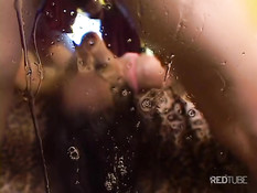 Две ласковые молодые подружки лижут парню член и делают минет