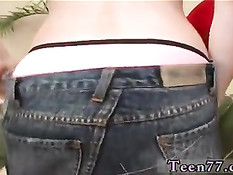 Игривая молодая девчонка снимает с мужика брюки и делает минет