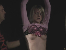 Привязанную юную секс рабыню Candy Love отшлёпали и отъебали