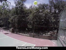 Грудастая девчонка Karter Foxx отсасывает член на теннисном корте