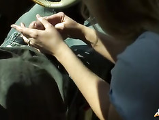 Блондинка села в машину рядом с водителем и подрочила ему член