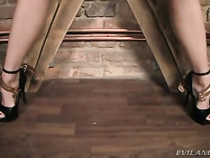 Секс рабыня в чёрном белье Victoria Red жёстко оттрахана парнями