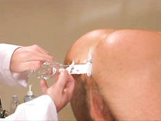 В медицинском кабинете гея поставили раком и отъебали в задницу