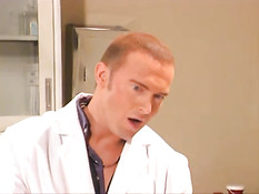 В медицинском кабинете гея поставили раком и отъебали в задницу