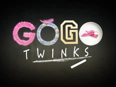 Двое молодых геев на диване отсасывают друг другу в позиции 69