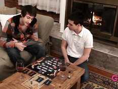 Двое молодых геев на диване отсасывают друг другу в позиции 69