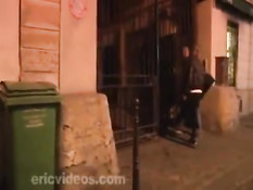 Двое лысых геев с татуировками отсасывают и трахаются на кровати