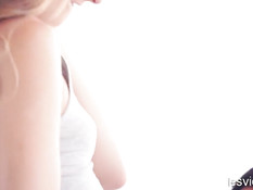 Молодая брюнетка лесбиянка ебёт подругу безремневым страпоном