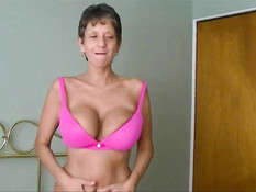 Мужик сделал куни и оттрахал на кровати грудастую пожилую даму