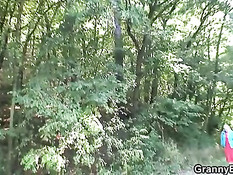 Подвёз на машине пожилую блондинку и отодрал раком на обочине