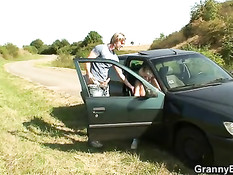 Подвёз на машине пожилую блондинку и отодрал раком на обочине